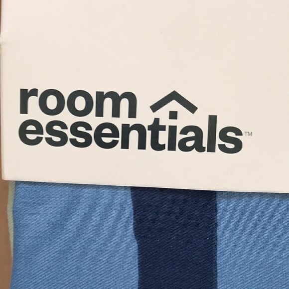 NEW Room Essentials Modern Floral Shower Curtain - Picture 4 of 5